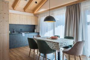 Kuhinja ili čajna kuhinja u objektu Les Ciases Chalets Dolomites Apt 4