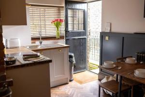 Una cocina o cocineta en Unique Victorian stable conversion Halifax