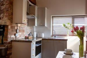 Una cocina o cocineta en Unique Victorian stable conversion Halifax