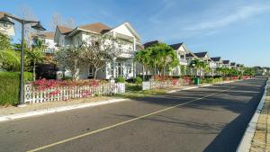 eine Reihe von Häusern an der Straßenseite in der Unterkunft Casa Villa - Ocean View - Sealinks City Resort in Phan Thiet