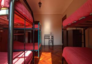 Cama ou camas em um quarto em Aji Hostel