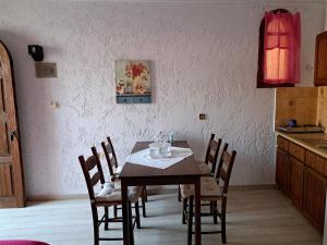 - une table à manger et des chaises dans la cuisine dans l'établissement Stella Apartments Malia, à Mália