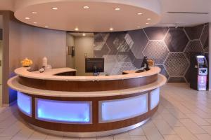 eine Lobby eines Hotels mit einer Rezeption in der Unterkunft SpringHill Suites Las Vegas Henderson in Las Vegas