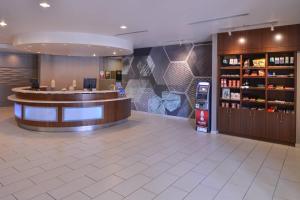 eine Lobby einer Apotheke mit einer Theke und einer Kasse in der Unterkunft SpringHill Suites Las Vegas Henderson in Las Vegas