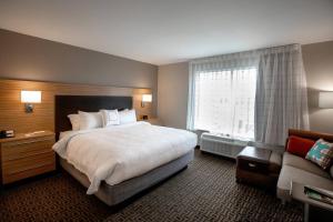 מיטה או מיטות בחדר ב-TownePlace Suites by Marriott Louisville Airport