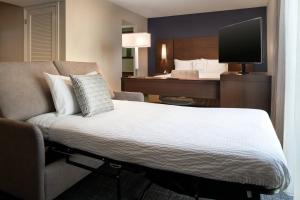 Tempat tidur dalam kamar di Residence Inn by Marriott Las Vegas Convention Center