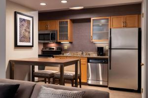 Dapur atau dapur kecil di Residence Inn by Marriott Las Vegas Convention Center