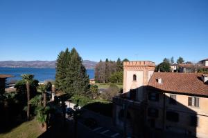 uma vista para o lago a partir de um castelo em Blue Dream em Ispra