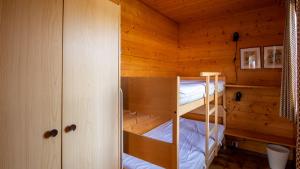 a bedroom with two bunk beds in a cabin at Stachelbeere OG in Fiesch