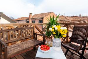 A balcony or terrace at Ca' Degli Antichi Giardini Apartments