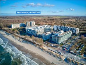 eine Luftansicht auf einen Strand mit Gebäuden und das Meer in der Unterkunft Seaside - Apartamenty KOMFORT, widok na morze, Parking in Kołobrzeg