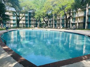 una grande piscina di fronte a un edificio di Wingate Houston near NRG Park/Medical Center a Houston