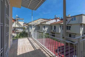 balcón con vistas a algunos edificios en Güneş Villa, en Antalya