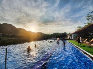 Piscina a Wyndham Grand Vedana Ninh Binh Resort o a prop