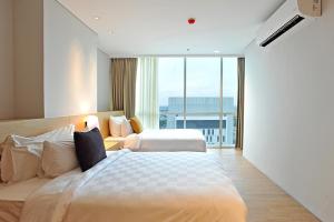 เตียงในห้องที่ Midtown Residence Surabaya