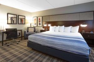 Tempat tidur dalam kamar di AmericInn by Wyndham Madison South