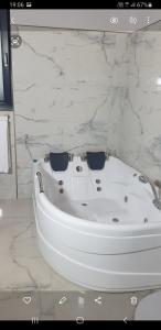 Un baño de ELEGANT ROOMS - ULTRACENTRAL - jacuzzi cu hidromasaj