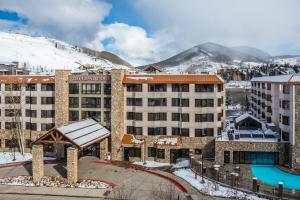 The Grand Lodge Hotel and Suites في Mount Crested Butte: اطلالة جوية على منتجع في الثلج