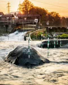 een rots in het midden van een rivier met water bij Pearl of Sava Wild Waters in Ljubljana