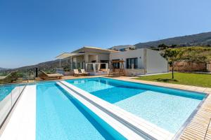 Piscina a Villa Kedria with a panoramic ocean view o a prop