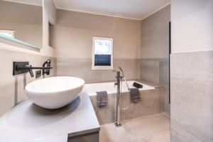 bagno con lavabo bianco e doccia di Boutiquehotel am Dom a Salisburgo