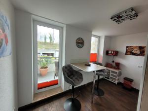 ドレスデンにあるFerienwohnung oder Studio Dresden-Neustadt inkl Parkplatz mit Balkon oder Terrasseの小さなオフィス(デスク、窓付)