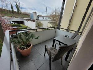 ドレスデンにあるFerienwohnung oder Studio Dresden-Neustadt inkl Parkplatz mit Balkon oder Terrasseのバルコニー(テーブル、椅子付)