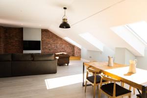 a living room with a couch and a table at Principia Suites in León