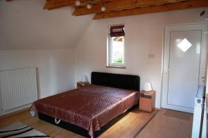 una camera con letto e finestra di Maya Guesthouse a Eger