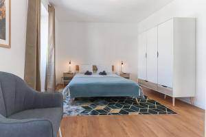 Un pat sau paturi într-o cameră la Sintra Flower Lux Apartments