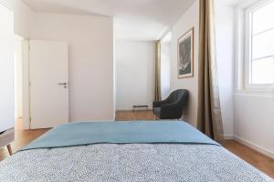 Un pat sau paturi într-o cameră la Sintra Flower Lux Apartments