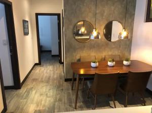 una sala da pranzo con tavolo e sedie in legno di L1B 202 - Boutique apartamento en Cayalá para 4 huéspedes a Guatemala