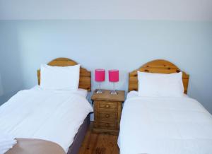 เตียงในห้องที่ Dingle Courtyard Cottages 2 Bed (Sleeps 4)