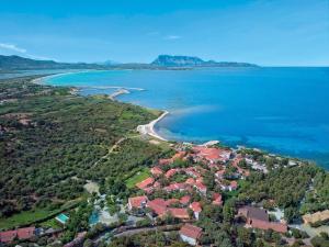 una vista aérea de una playa con casas y el océano en AMASEA Resort, en San Teodoro