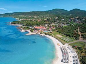 una vista aérea de una playa con un complejo en AMASEA Resort, en San Teodoro