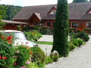 ル・ホーヴァルトにあるLogis Hôtel Restaurant La Petite Auberge Alsaceの花屋の前に停められた車