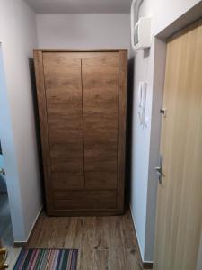 una puerta de madera en una habitación con suelo de madera en Apartament przy dworcu, en Krosno