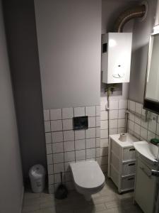 Baño pequeño con aseo y lavamanos en Apartament przy dworcu, en Krosno