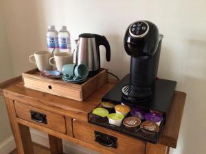 Tetera y cafetera en Bridgend House B&B