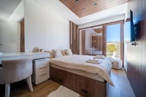 - une chambre avec un lit, un lavabo et une fenêtre dans l'établissement BOROVI ROYAL wellness&spa, à Divčibare