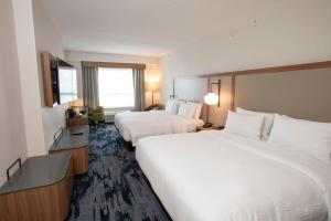 Fairfield by Marriott Inn & Suites Newport Cincinnati tesisinde bir odada yatak veya yataklar