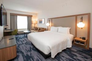 Fairfield by Marriott Inn & Suites Newport Cincinnati tesisinde bir odada yatak veya yataklar