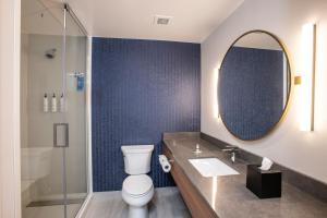 Fairfield by Marriott Inn & Suites Newport Cincinnati tesisinde bir banyo