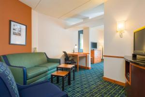 Uma TV ou centro de entretenimento em Fairfield Inn & Suites Lock Haven