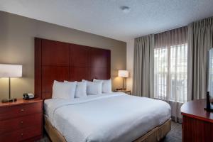 เตียงในห้องที่ Residence Inn by Marriott Little Rock