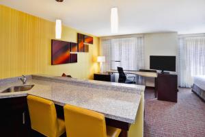 a hotel room with a kitchen and a living room at Residence Inn by Marriott Chicago Wilmette/Skokie in Wilmette