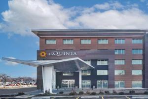 a hotel with a sign on the front of a building at La Quinta by Wyndham Chicago O'Hare Airport in Rosemont