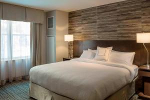 A bed or beds in a room at Fairfield by Marriott Waterbury Stowe