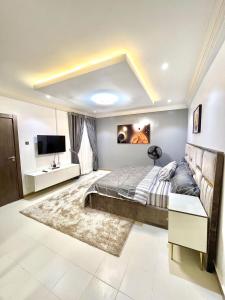 Tempat tidur dalam kamar di Bee-City Homes