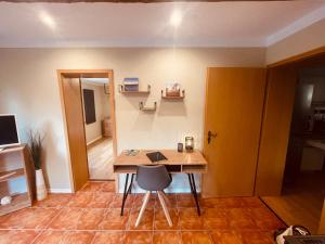 um quarto com uma mesa e uma cadeira num quarto em Kleine Wohnung am Bach em Neuwerk